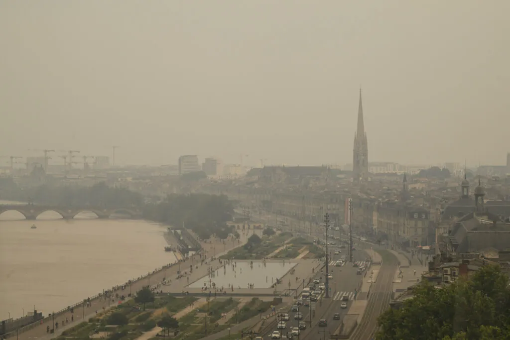Fumée des incendies recouvrant l’horizon de Bordeaux, 26 juillet 2026