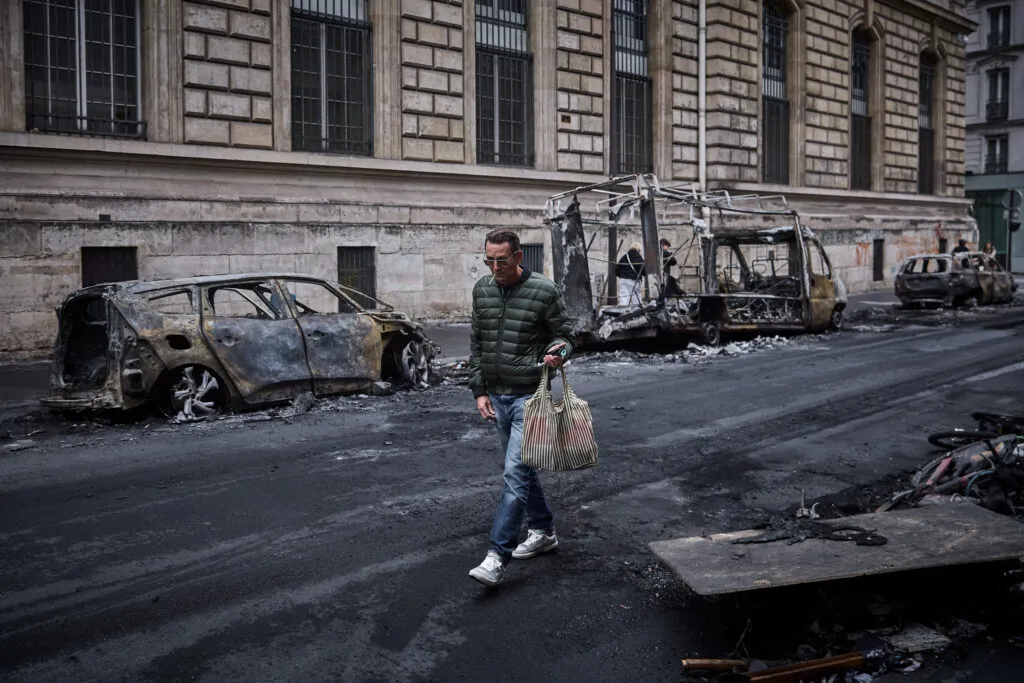 Véhicules incendiés dans une rue de Paris après les manifestations