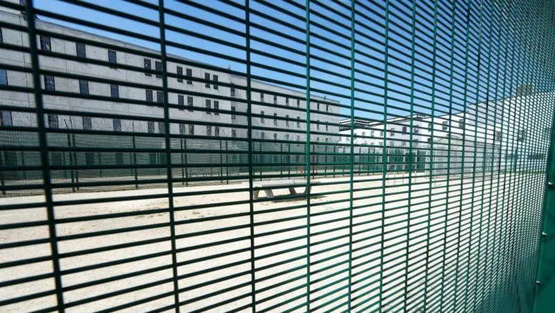 Les premiers détenus suédois transférés en Estonie accueillis par Tallinn