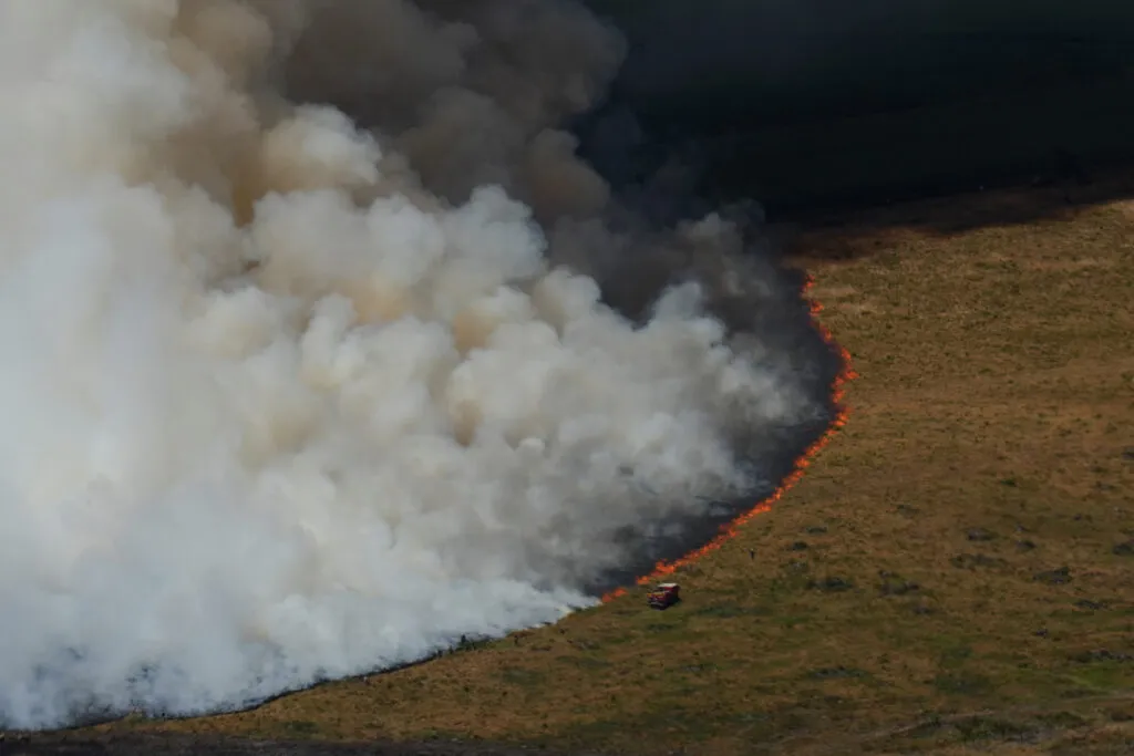 Pompiers luttant contre un incendie en Gironde