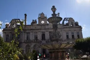 Façade brûlée de la mairie de Limoges