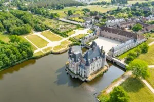 La Bussière et son vaste plan d’eau, dans le Loiret. Photo © Château de La Bussière