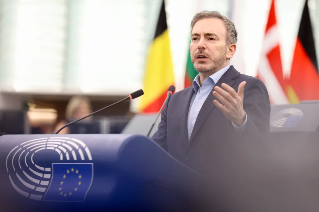 Le nouveau régime de sécurité de l’UE pour l’IA pourra-t-il contenir les agents « voyous » américains — et les ambitions chinoises ?