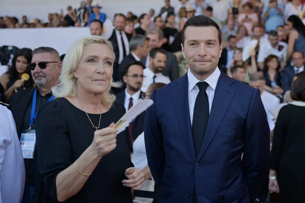 Marine Le Pen et Jordan Bardella arrivent à une cérémonie à Nice, le 14 juillet 2026