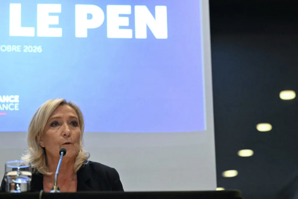 Marine Le Pen lors d'une conférence de presse en marge d'une réunion du groupe parlementaire des Patriotes, 14 octobre 2026