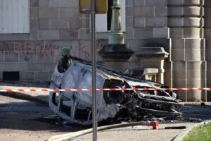 Voiture de police incendiée près de la mairie
