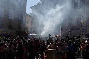 Foule et dispositifs de sécurité au festival