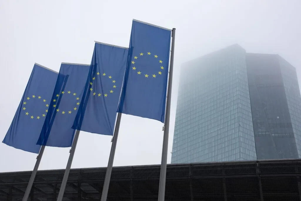 Drapeaux de l’UE devant la Banque centrale européenne à Francfort