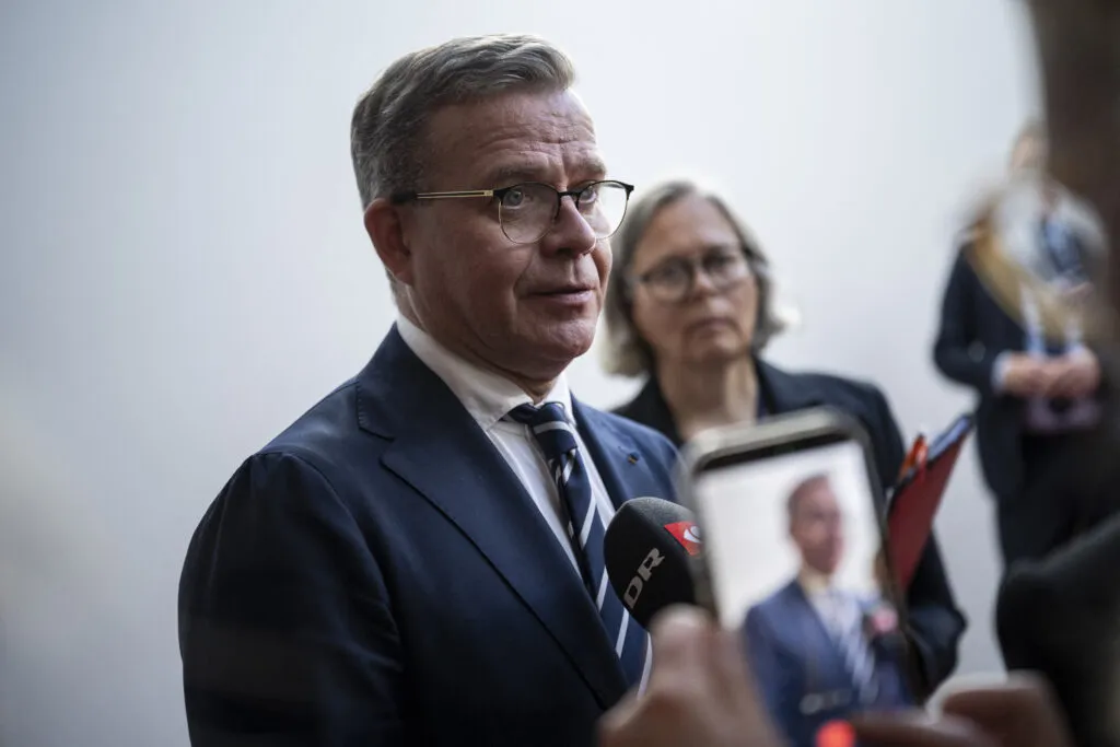 Le Premier ministre finlandais Petteri Orpo s’adressant aux journalistes, Rovaniemi, 14 septembre 2026.