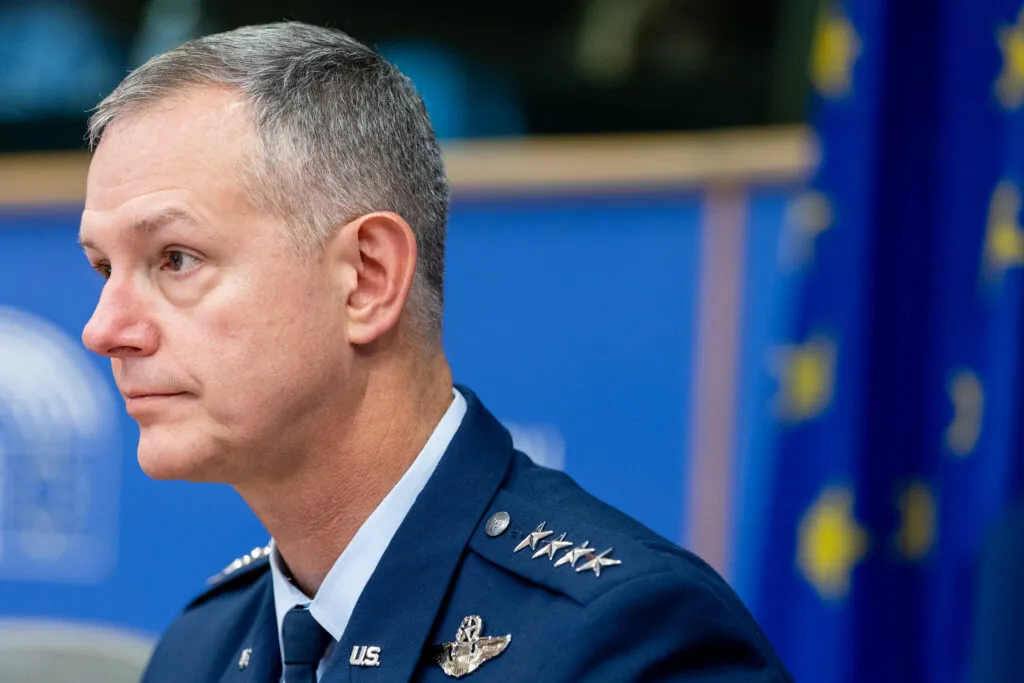 Alexus Grynkewich prend la parole au Parlement européen à Bruxelles le 28 sept. 2026.