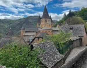 Conques, élu plus beau village du monde : « On sent qu’il se passe quelque chose, qu’on n’y vient pas par hasard », racontent les pèlerins