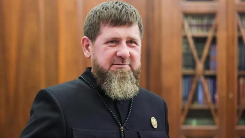 Кадыров в день своего 50‑летия вступил в должность главы Чечни — переведено на французский