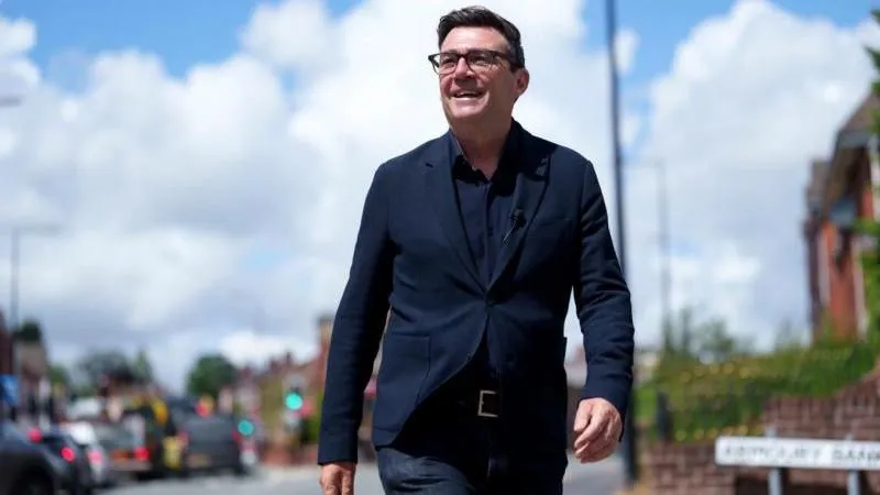Le nouveau premier ministre britannique Burnham prête serment