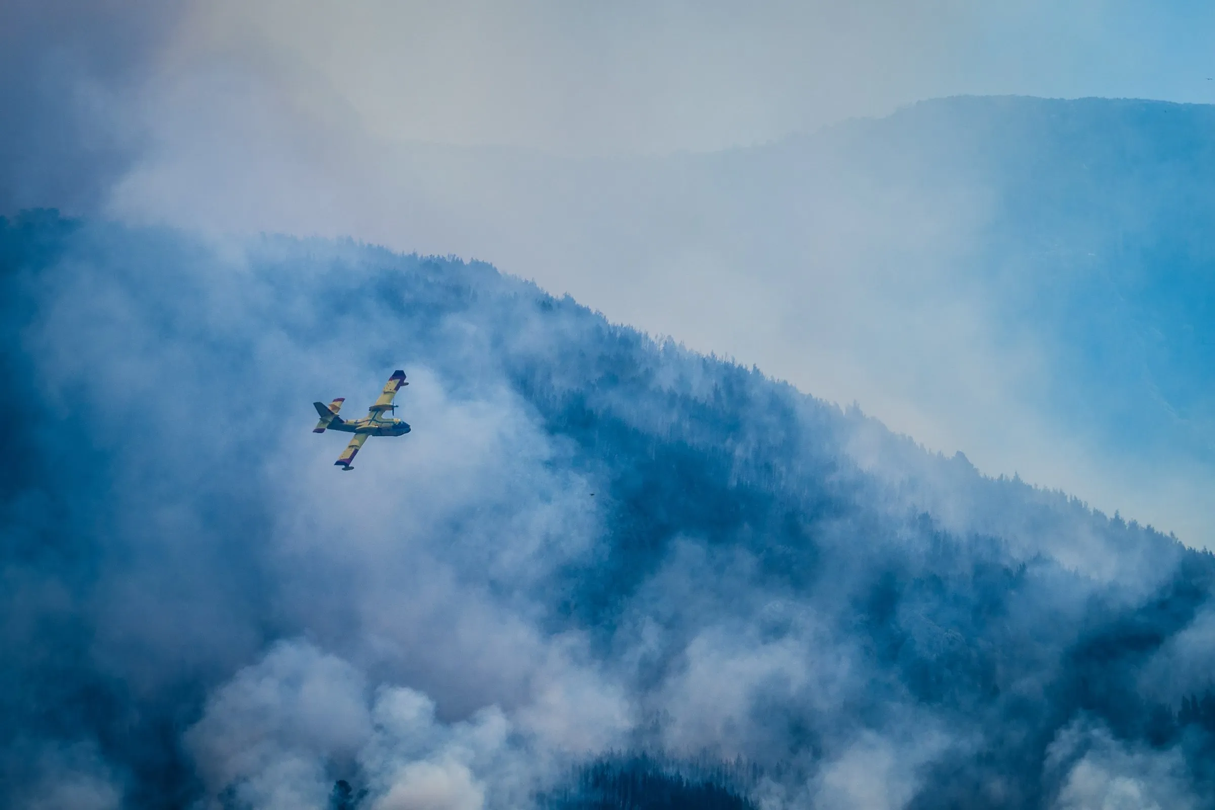 Alors que l’Europe brûle, les États-membres amputent leurs pompiers — victimes des règles budgétaires de l’UE