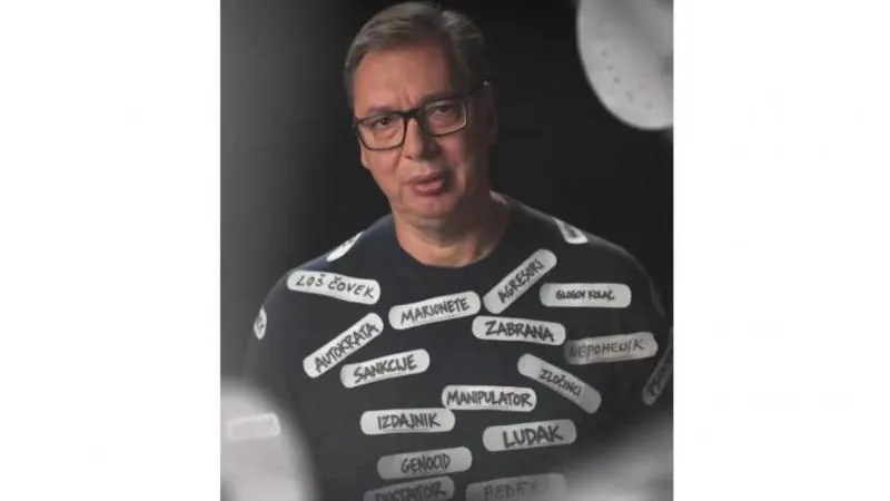 Vučić apparaît dans un clip électoral recouvert d'étiquettes insultantes