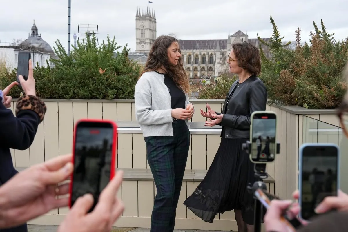 Des influenceurs sillonnent désormais les couloirs du pouvoir de l’UE : voyages gratuits, selfies avec les dirigeants — mais une zone grise éthique
