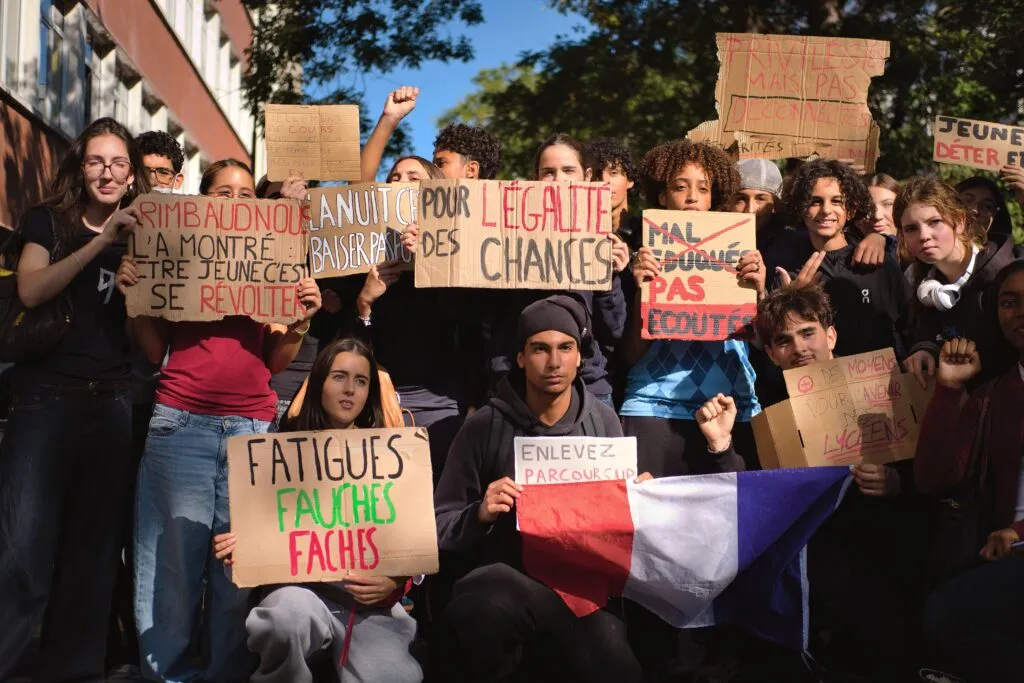 Mélenchon persiste et appelle à manifester avec les lycéens malgré des heurts violents