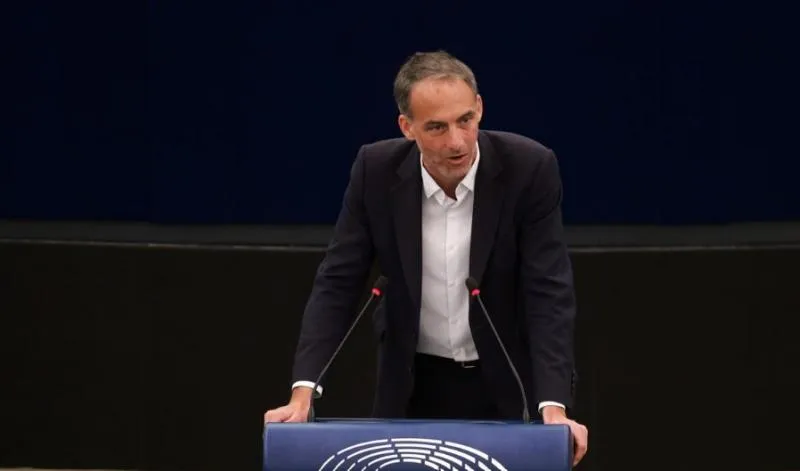 Le principal détracteur de la Russie parmi la gauche française annonce sa candidature à la présidence