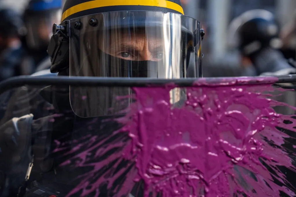 Un policier lors des manifestations à Paris